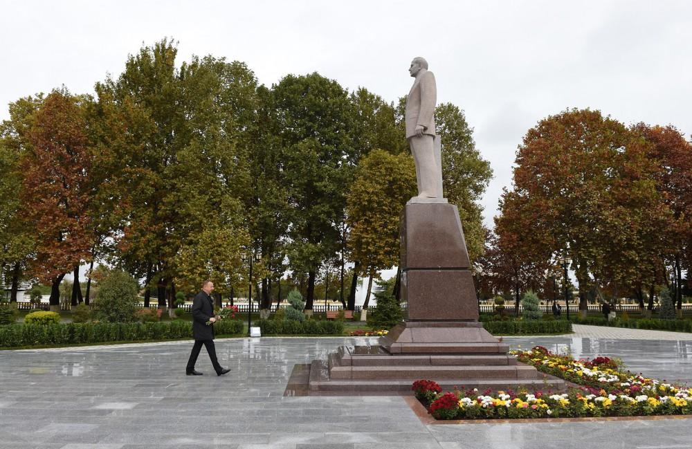 Prezident İlham Əliyev Qazaxda ulu öndər Heydər Əliyevin abidəsini ziyarət edib