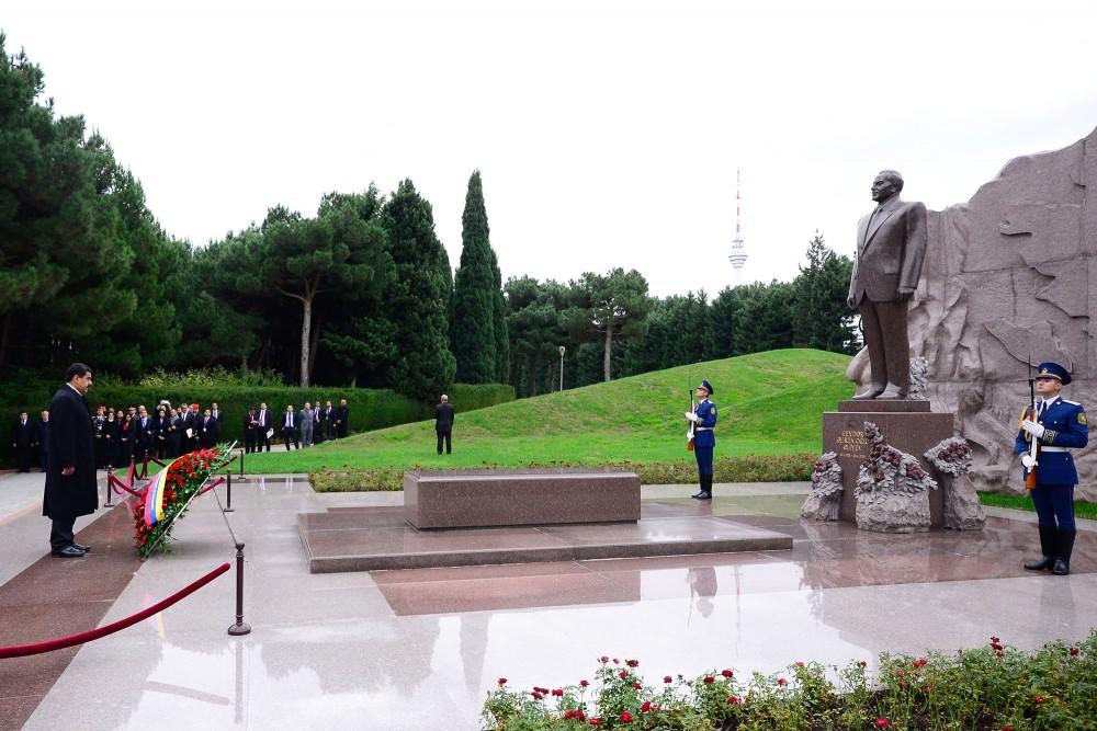 Venesuela Prezidenti ümummilli lider Heydər Əliyevin məzarını ziyarət edib