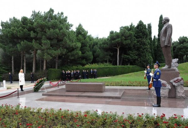 Xorvatiya Prezidenti ümummilli lider Heydər Əliyevin məzarını ziyarət edib  (FOTO)