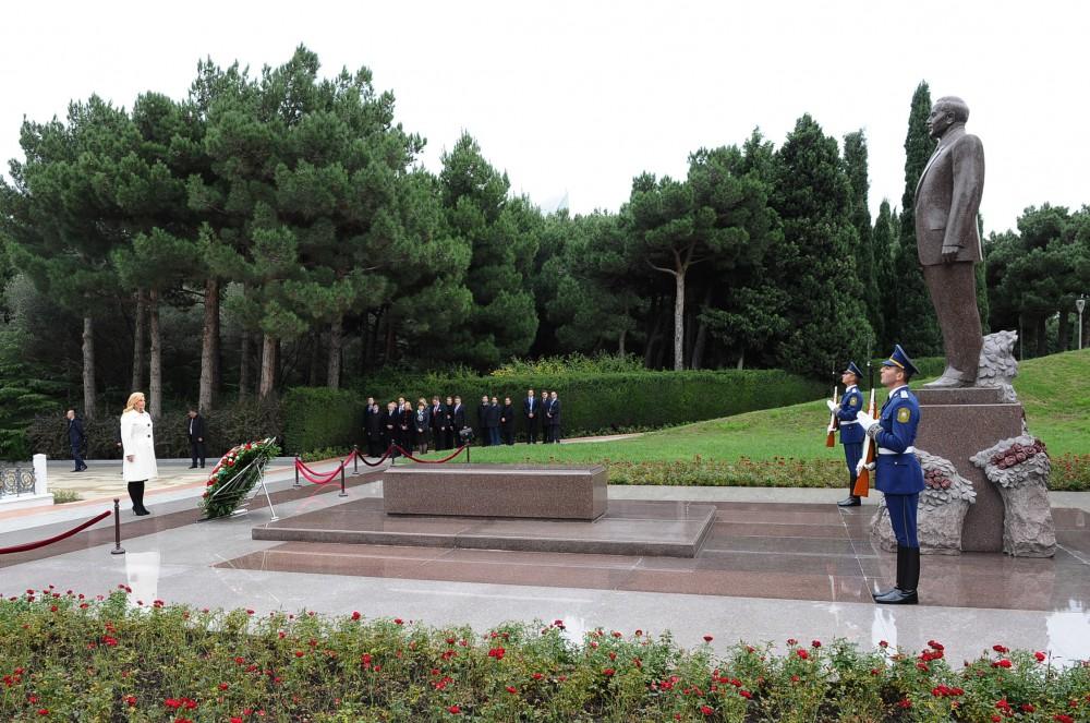Xorvatiya Prezidenti ümummilli lider Heydər Əliyevin məzarını ziyarət edib  (FOTO)