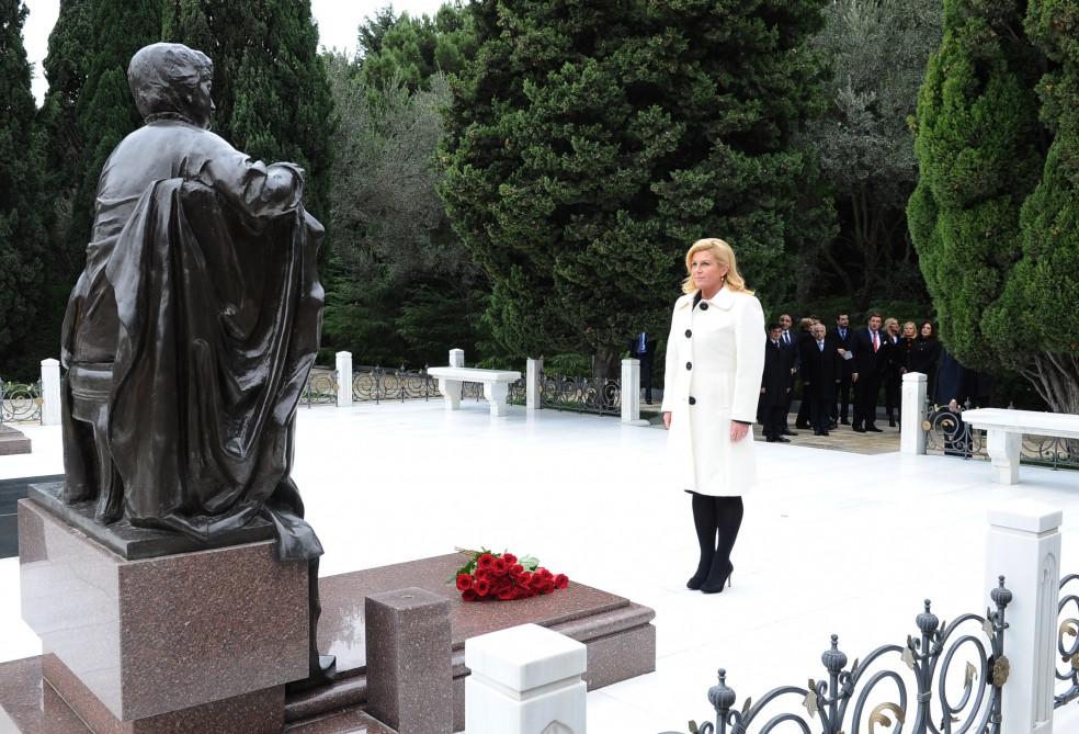Xorvatiya Prezidenti ümummilli lider Heydər Əliyevin məzarını ziyarət edib  (FOTO)