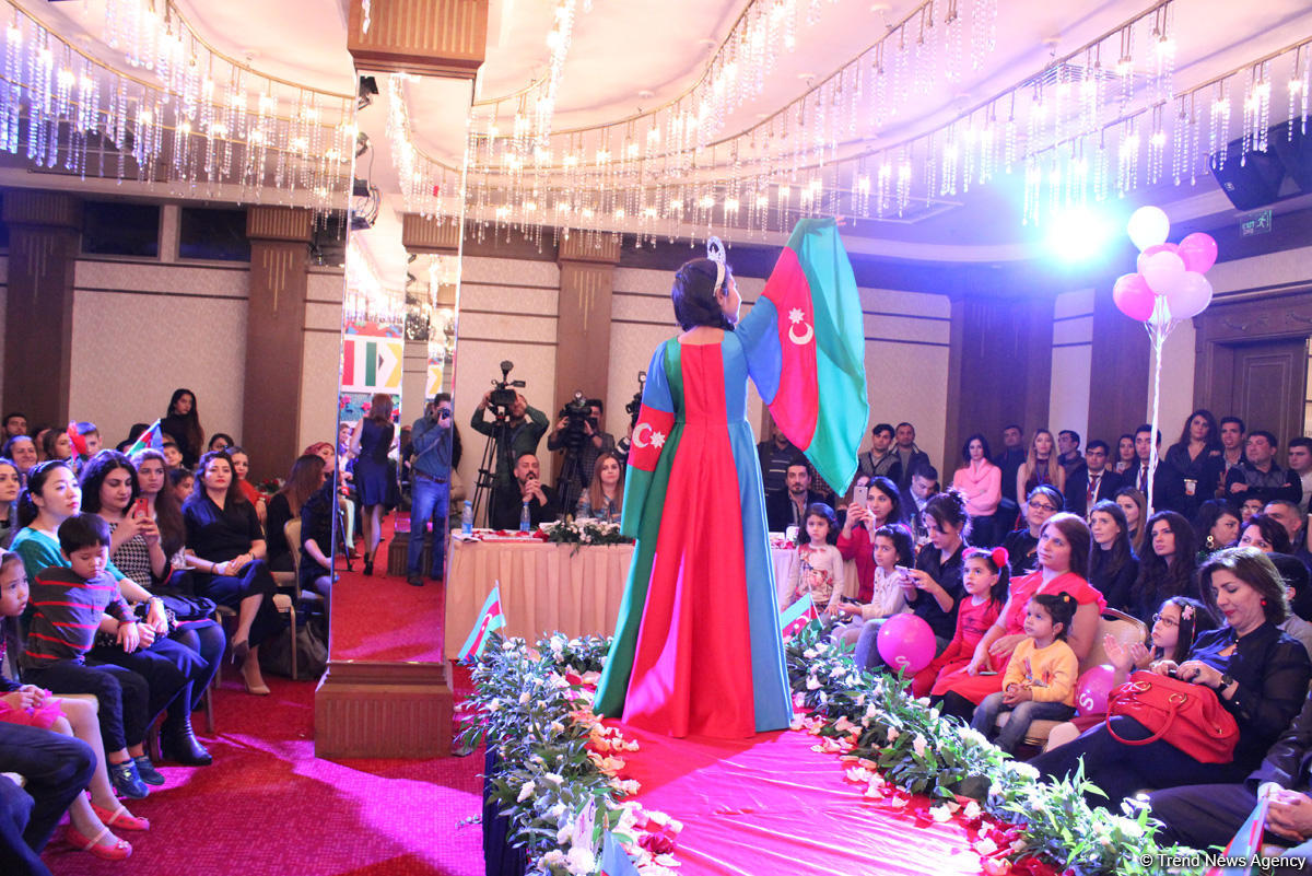Bakıda Bayraq Gününə həsr olunmuş moda şousu keçirilib (FOTO)