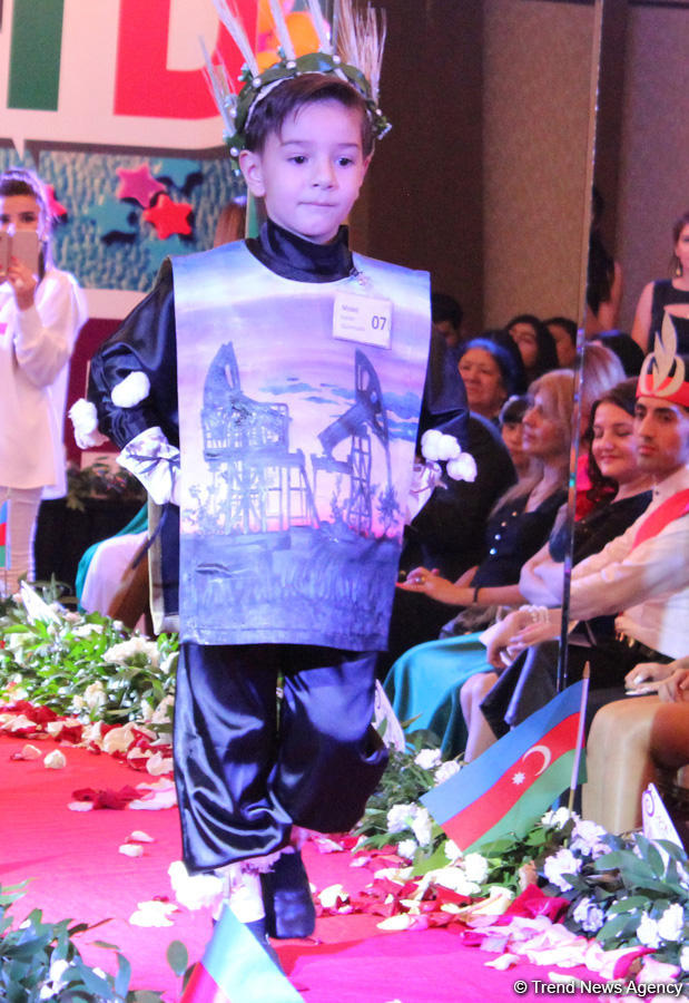 Bakıda Bayraq Gününə həsr olunmuş moda şousu keçirilib (FOTO)