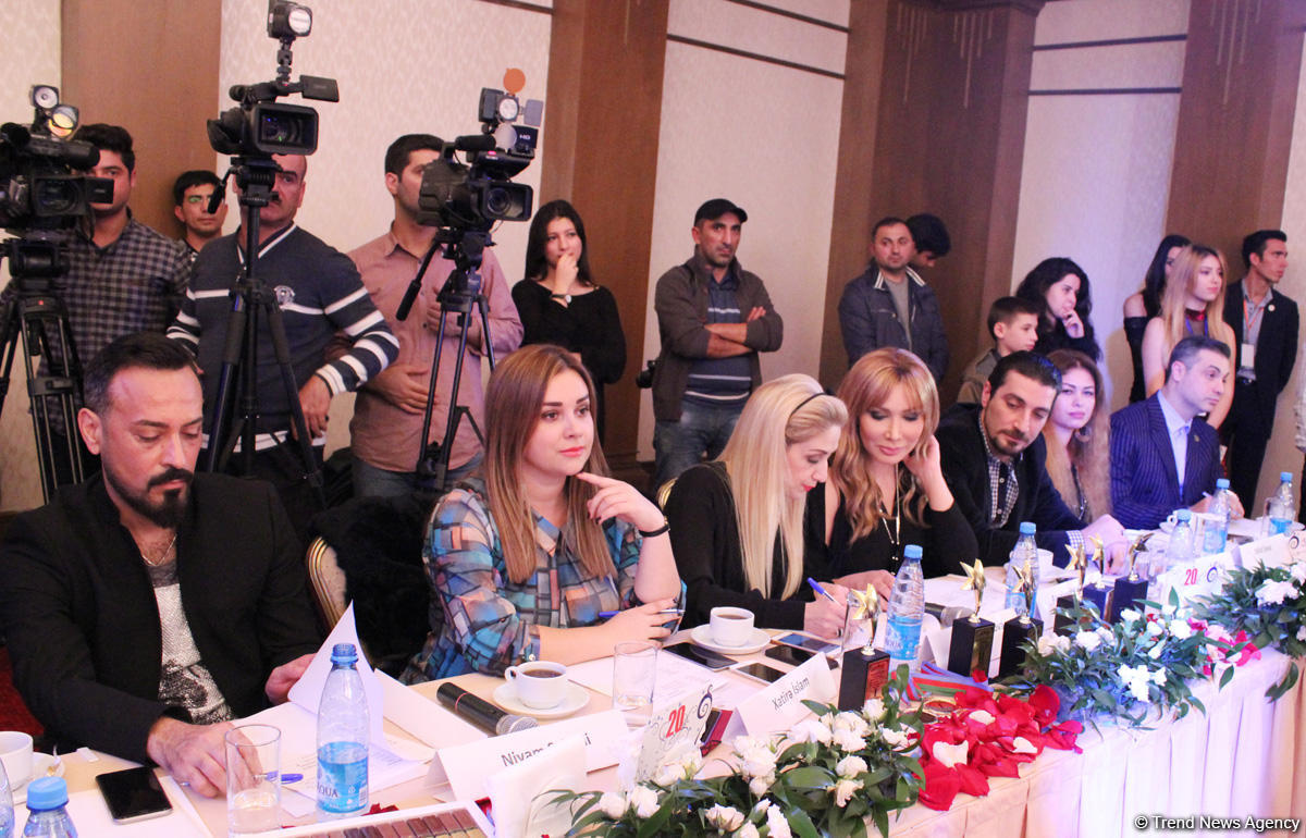 Bakıda Bayraq Gününə həsr olunmuş moda şousu keçirilib (FOTO)