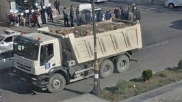 Bakıda yük avtomobili minik avtomobili ilə toqquşdu (FOTO)