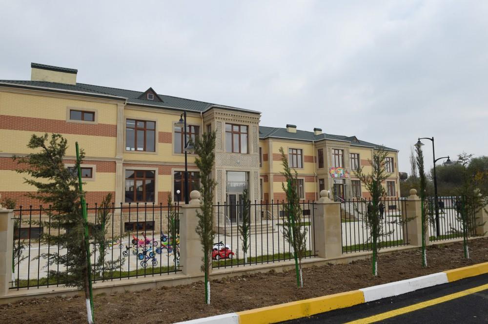 İlham Əliyev Heydər Əliyev Fondunun təşəbbüsü ilə inşa olunan 8 saylı körpələr evi-uşaq bağçasının açılışında iştirak edib (FOTO)