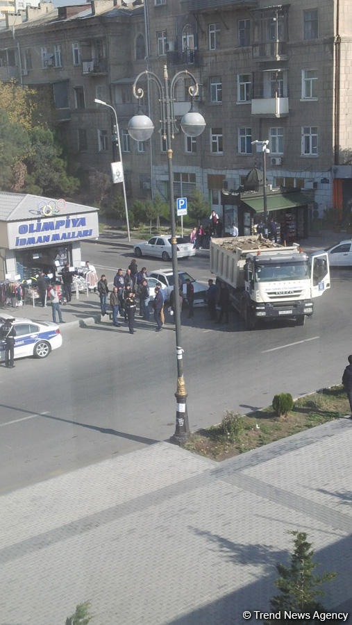 Bakıda yük avtomobili minik avtomobili ilə toqquşdu (FOTO)