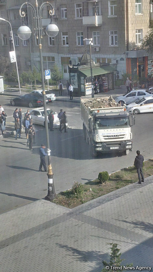 Bakıda yük avtomobili minik avtomobili ilə toqquşdu (FOTO)