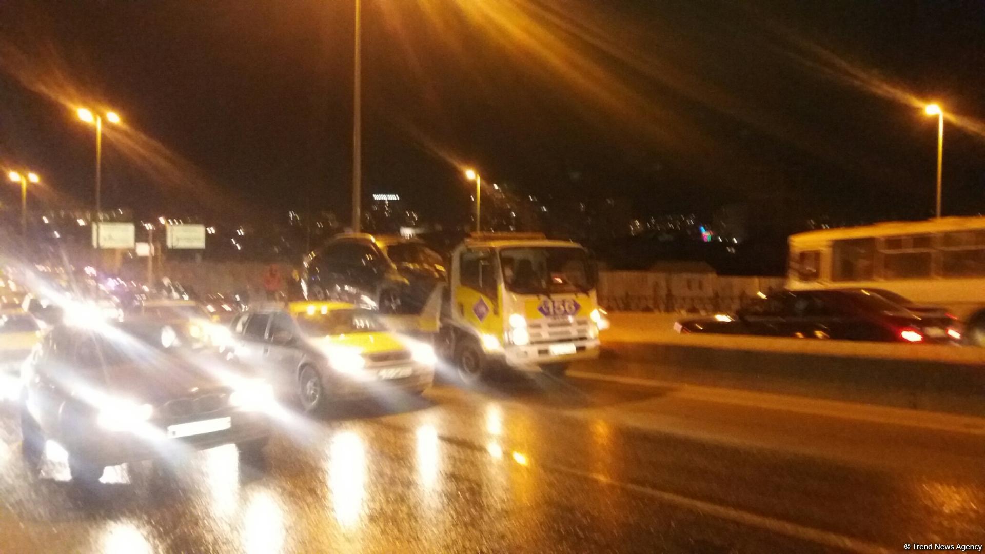 Prospektdə "Lexus" yandı - böyük tıxac var (FOTO)