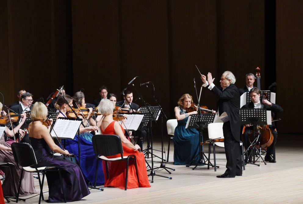 Leyla Əliyeva Heydər Əliyev Mərkəzində Vyana Ştraus Festival Orkestrinin konsertində olub (FOTO)