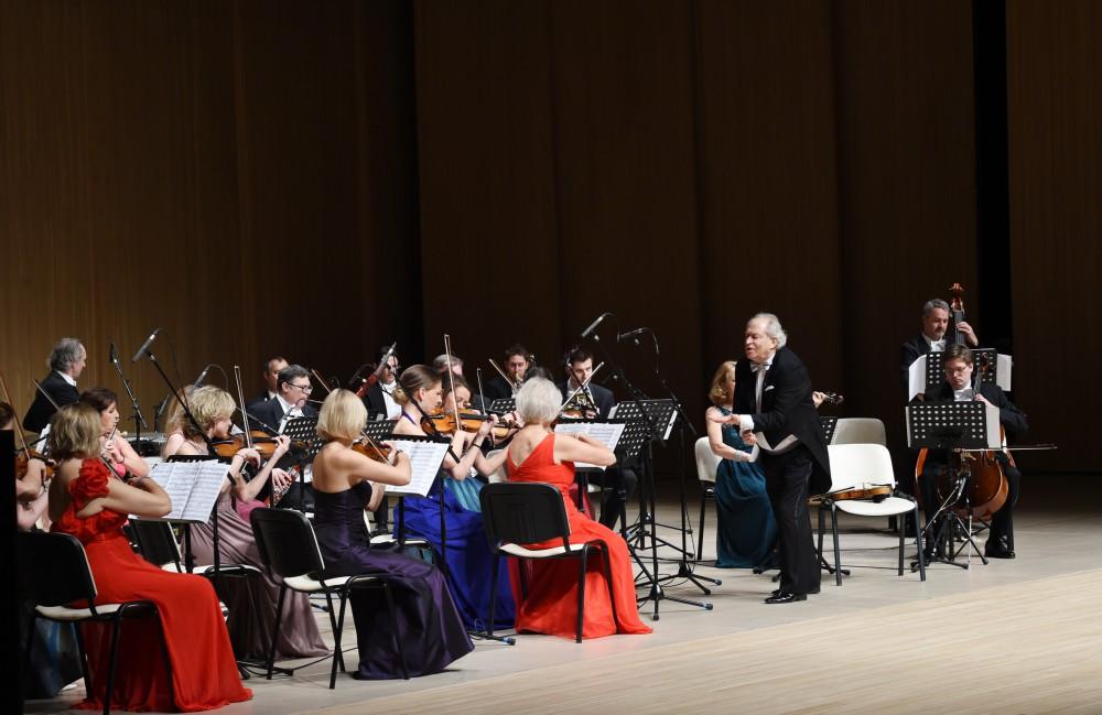 Leyla Əliyeva Heydər Əliyev Mərkəzində Vyana Ştraus Festival Orkestrinin konsertində olub (FOTO)
