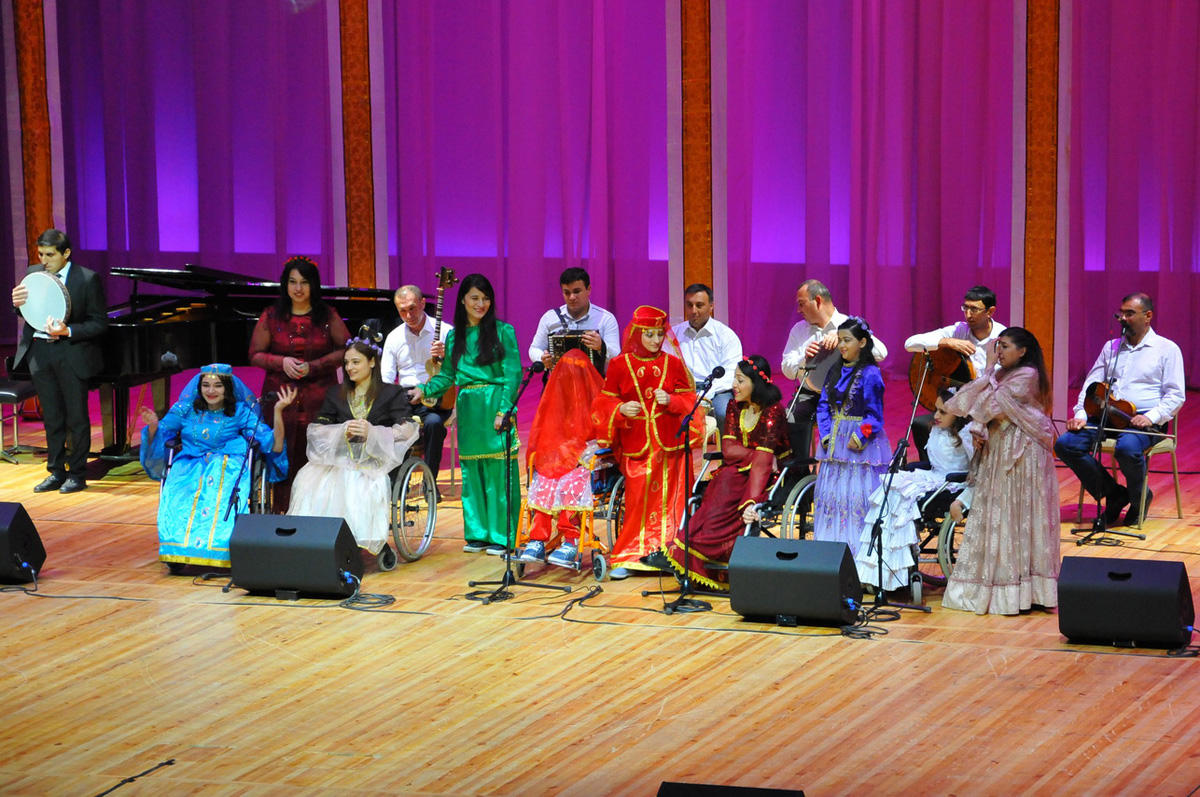 Beynəlxalq Əlillər Gününə həsr olunmuş "Biz bir ailəyik" konserti(FOTO)