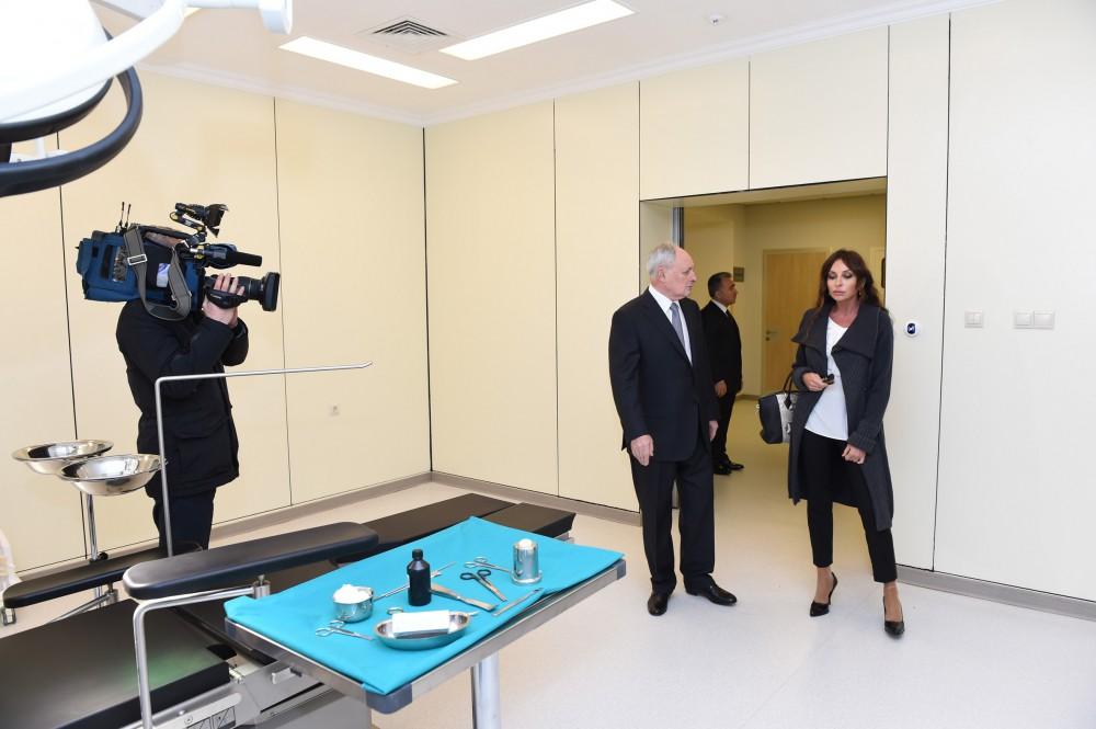 Prezident İlham Əliyev və xanımı Zərdab Rayon Mərkəzi Xəstəxanasında yaradılan şəraitlə tanış olublar (FOTO) (YENİLƏNİB)