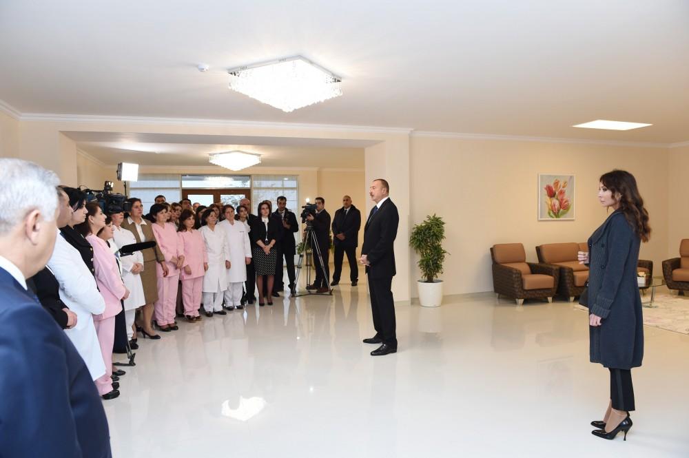 Prezident İlham Əliyev və xanımı Zərdab Rayon Mərkəzi Xəstəxanasında yaradılan şəraitlə tanış olublar (FOTO) (YENİLƏNİB)