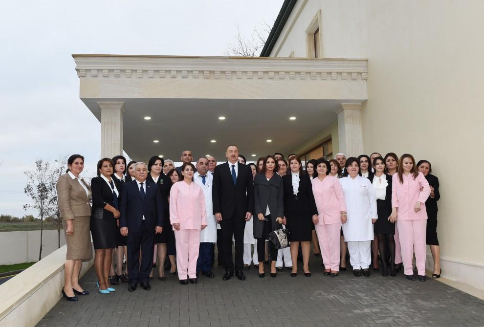 Prezident İlham Əliyev və xanımı Zərdab Rayon Mərkəzi Xəstəxanasında yaradılan şəraitlə tanış olublar (FOTO) (YENİLƏNİB)