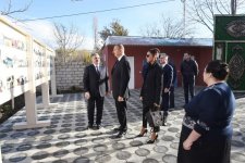 Prezident İlham Əliyev və xanımı aprel döyüşlərində ermənilərin atəşləri nəticəsində Tərtərdə ziyan dəymiş evlərdə aparılan təmir-bərpa işləri ilə tanış olublar (FOTO)