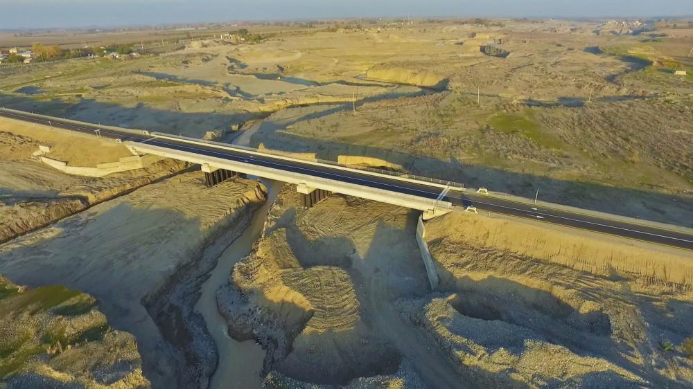 Azərbaycan Prezidenti və xanımı Tərtər çayı üzərində inşa edilmiş yeni körpünün açılışında iştirak ediblər (FOTO)