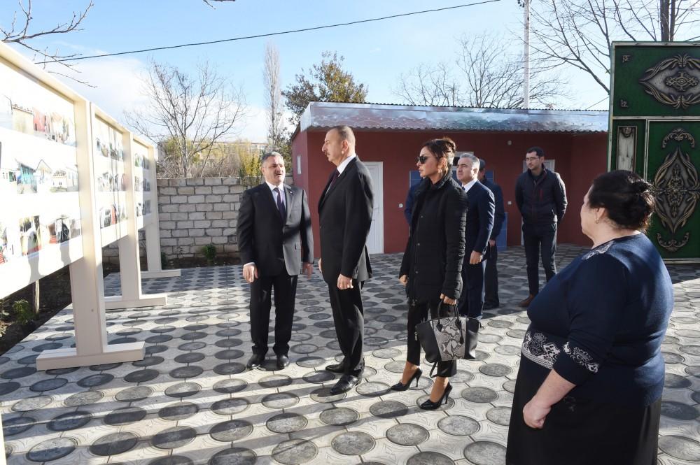 Prezident İlham Əliyev və xanımı aprel döyüşlərində ermənilərin atəşləri nəticəsində Tərtərdə ziyan dəymiş evlərdə aparılan təmir-bərpa işləri ilə tanış olublar (FOTO)