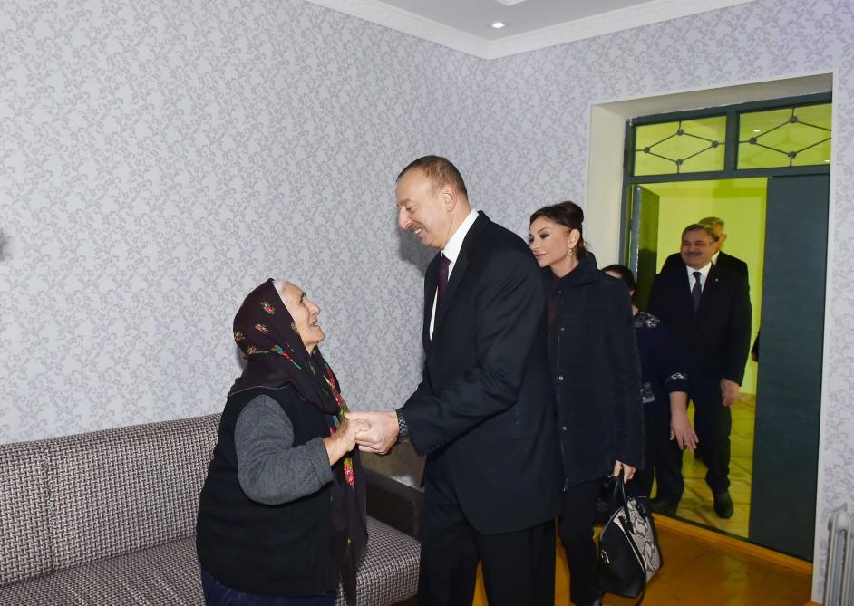 Prezident İlham Əliyev və xanımı aprel döyüşlərində ermənilərin atəşləri nəticəsində Tərtərdə ziyan dəymiş evlərdə aparılan təmir-bərpa işləri ilə tanış olublar (FOTO)