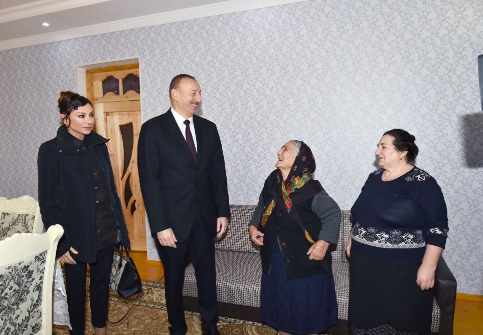 Prezident İlham Əliyev və xanımı aprel döyüşlərində ermənilərin atəşləri nəticəsində Tərtərdə ziyan dəymiş evlərdə aparılan təmir-bərpa işləri ilə tanış olublar (FOTO)