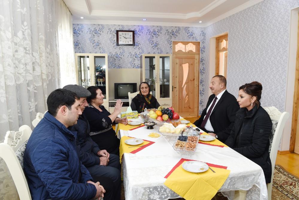 Prezident İlham Əliyev və xanımı aprel döyüşlərində ermənilərin atəşləri nəticəsində Tərtərdə ziyan dəymiş evlərdə aparılan təmir-bərpa işləri ilə tanış olublar (FOTO)