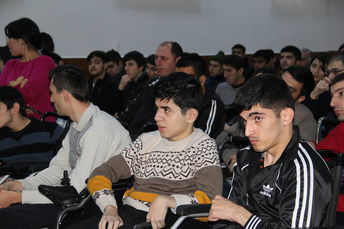 Sağlamlıq imkanları məhdud gənclərə kitab hədiyyə edilib.  (FOTO)