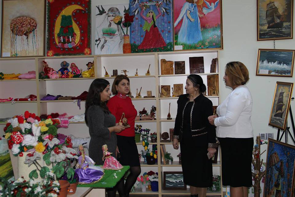 Sağlamlıq imkanları məhdud gənclərə kitab hədiyyə edilib.  (FOTO)