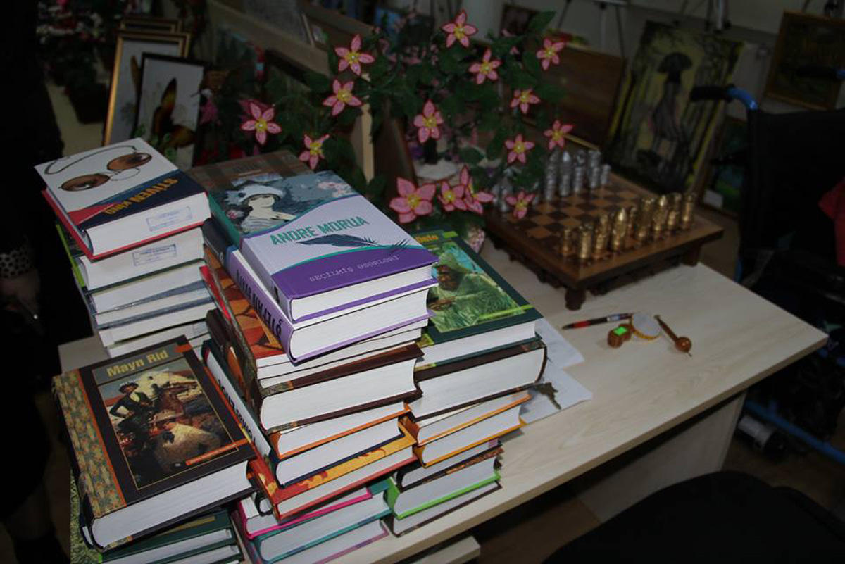Sağlamlıq imkanları məhdud gənclərə kitab hədiyyə edilib.  (FOTO)