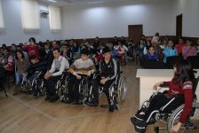 Sağlamlıq imkanları məhdud gənclərə kitab hədiyyə edilib.  (FOTO)