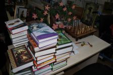 Sağlamlıq imkanları məhdud gənclərə kitab hədiyyə edilib.  (FOTO)