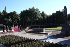 YAP nümayəndələri ulu öndər Heydər Əliyevin məzarını ziyarət ediblər (FOTO)