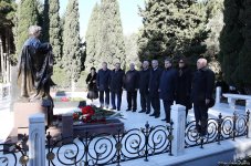 YAP nümayəndələri ulu öndər Heydər Əliyevin məzarını ziyarət ediblər (FOTO)