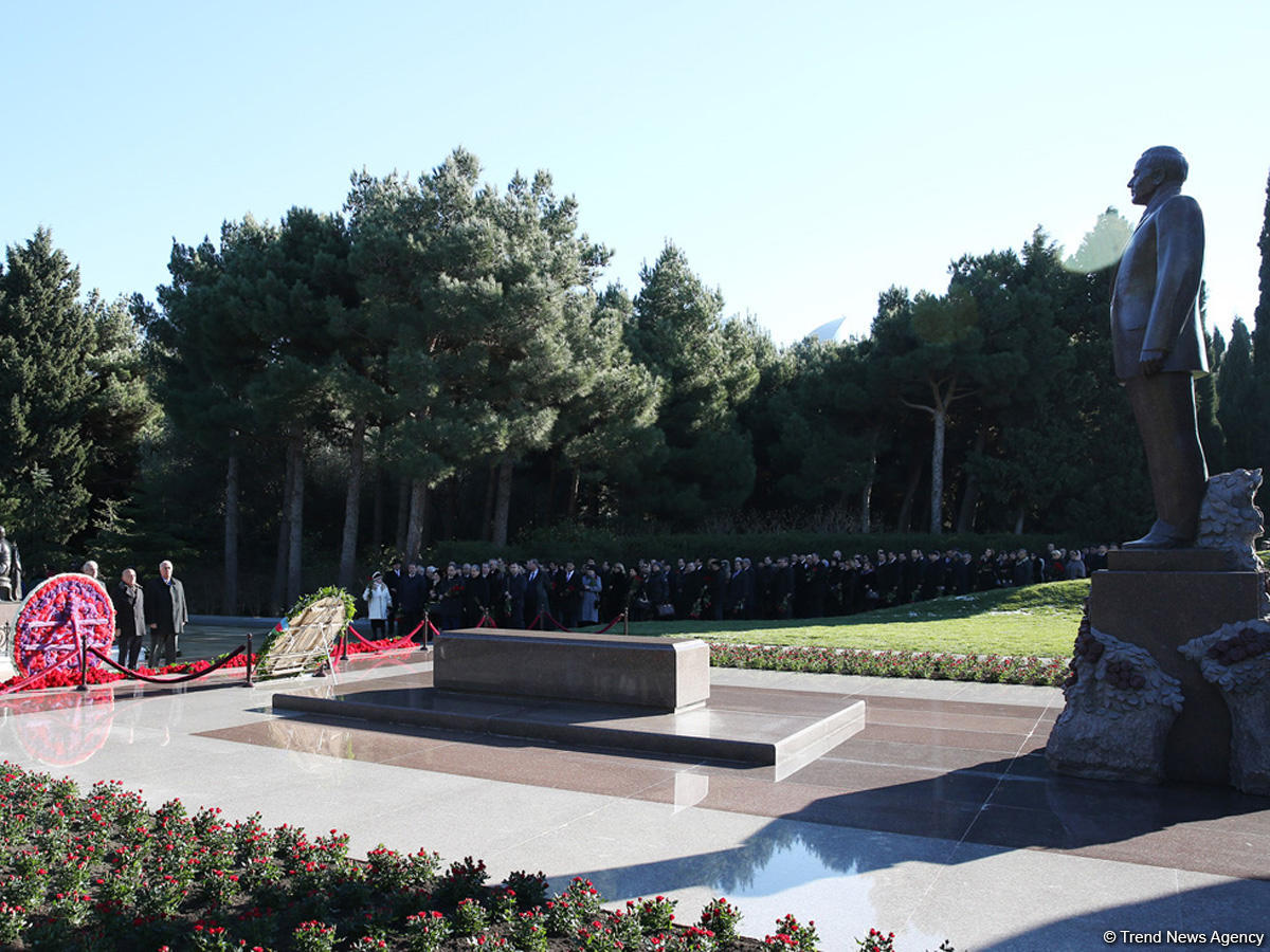 YAP nümayəndələri ulu öndər Heydər Əliyevin məzarını ziyarət ediblər (FOTO)