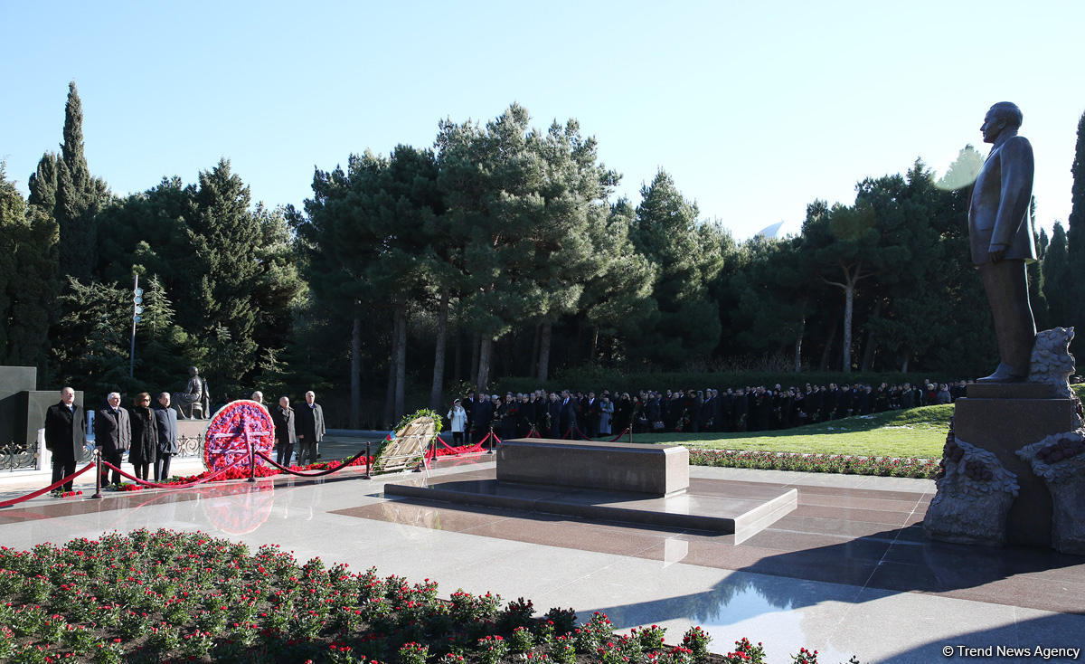 YAP nümayəndələri ulu öndər Heydər Əliyevin məzarını ziyarət ediblər (FOTO)