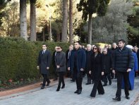 Prezident İlham Əliyev və ailə üzvləri ümummilli lider Heydər Əliyevin məzarını ziyarət ediblər (FOTO)