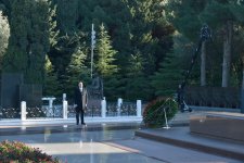 Prezident İlham Əliyev və ailə üzvləri ümummilli lider Heydər Əliyevin məzarını ziyarət ediblər (FOTO)