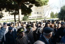 Azərbaycan ictimaiyyəti ulu öndər Heydər Əliyevin vəfatının ildönümündə Fəxri xiyabanı ziyarət edir (FOTO)