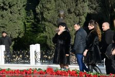 Azərbaycan ictimaiyyəti ulu öndər Heydər Əliyevin vəfatının ildönümündə Fəxri xiyabanı ziyarət edir (FOTO)