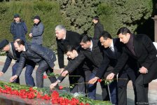 Azərbaycan ictimaiyyəti ulu öndər Heydər Əliyevin vəfatının ildönümündə Fəxri xiyabanı ziyarət edir (FOTO)