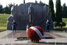 Azərbaycan ictimaiyyəti ulu öndər Heydər Əliyevin vəfatının ildönümündə Fəxri xiyabanı ziyarət edir (FOTO)