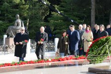 Azərbaycan ictimaiyyəti ulu öndər Heydər Əliyevin vəfatının ildönümündə Fəxri xiyabanı ziyarət edir (FOTO)