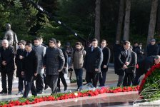 Azərbaycan ictimaiyyəti ulu öndər Heydər Əliyevin vəfatının ildönümündə Fəxri xiyabanı ziyarət edir (FOTO)