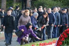 Azərbaycan ictimaiyyəti ulu öndər Heydər Əliyevin vəfatının ildönümündə Fəxri xiyabanı ziyarət edir (FOTO)