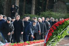 Azərbaycan ictimaiyyəti ulu öndər Heydər Əliyevin vəfatının ildönümündə Fəxri xiyabanı ziyarət edir (FOTO)