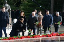 Azərbaycan ictimaiyyəti ulu öndər Heydər Əliyevin vəfatının ildönümündə Fəxri xiyabanı ziyarət edir (FOTO)