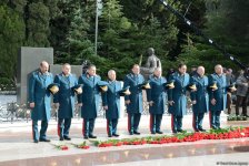 Azərbaycan ictimaiyyəti ulu öndər Heydər Əliyevin vəfatının ildönümündə Fəxri xiyabanı ziyarət edir (FOTO)