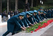 Azərbaycan ictimaiyyəti ulu öndər Heydər Əliyevin vəfatının ildönümündə Fəxri xiyabanı ziyarət edir (FOTO)