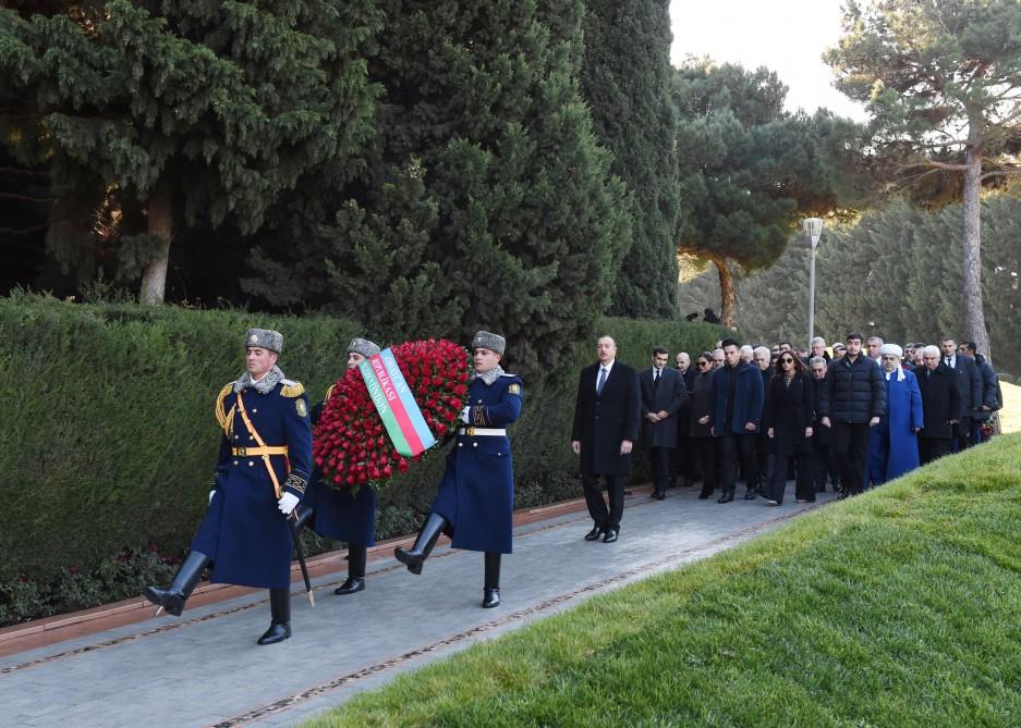 Prezident İlham Əliyev və ailə üzvləri ümummilli lider Heydər Əliyevin məzarını ziyarət ediblər (FOTO)