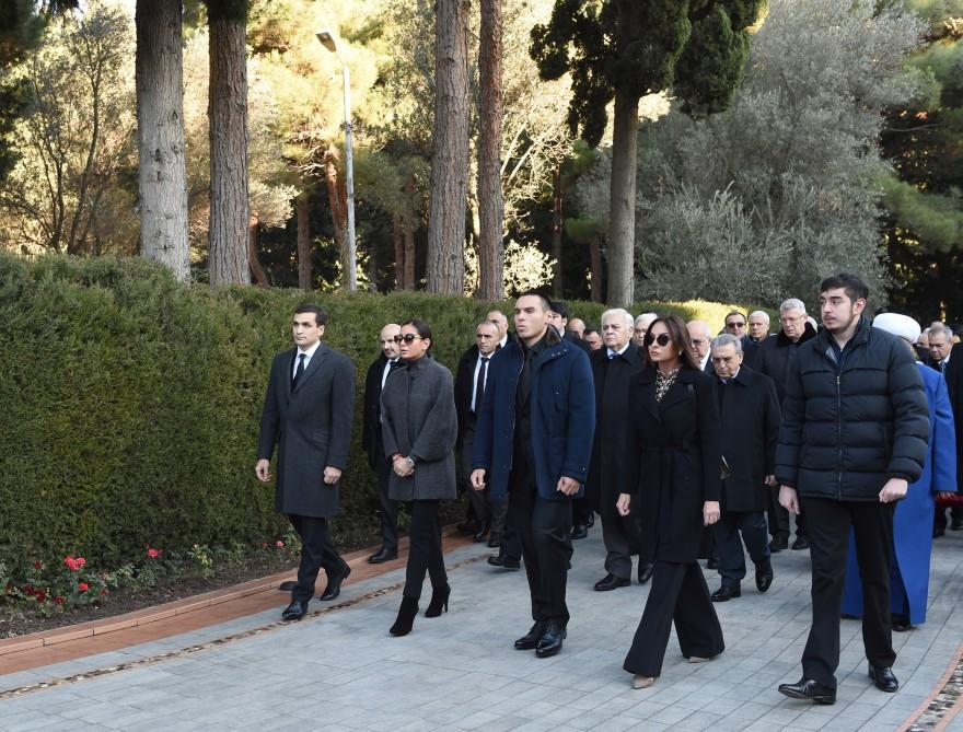 Prezident İlham Əliyev və ailə üzvləri ümummilli lider Heydər Əliyevin məzarını ziyarət ediblər (FOTO)