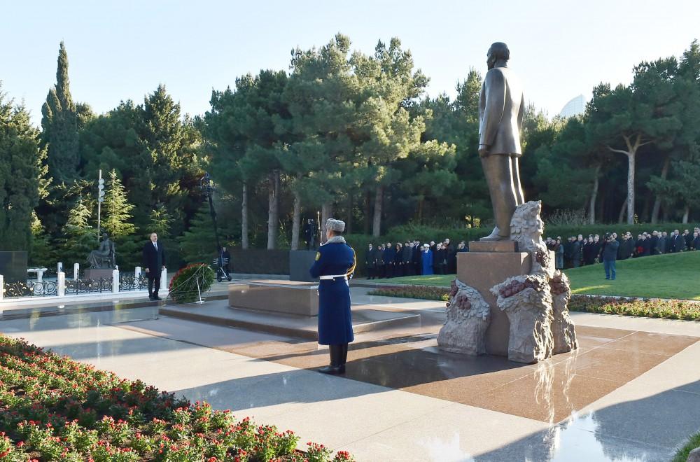Prezident İlham Əliyev və ailə üzvləri ümummilli lider Heydər Əliyevin məzarını ziyarət ediblər (FOTO)
